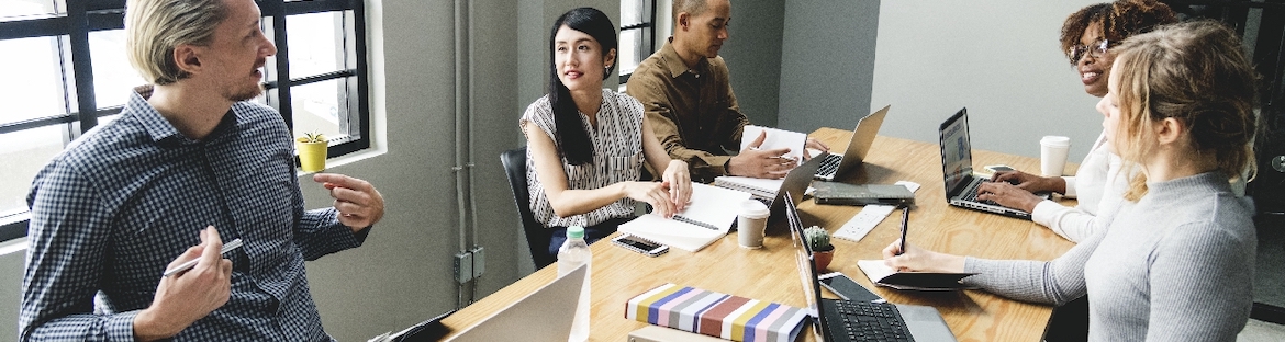 set-stage-for-optimal-licensing-user-experience-banner People sitting at desk in office